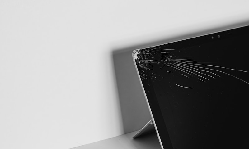 Schermo MacBook rotto: riparare o sostituire 2